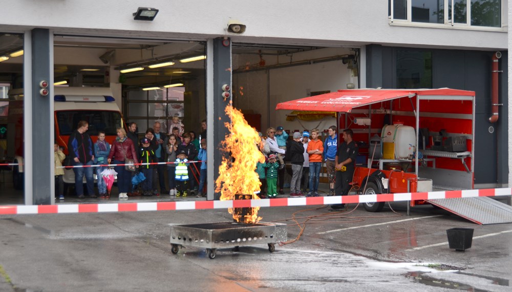 ORF Radio Tirol Sommerfrische zu Gast bei der Berufsfeuerwehr Innsbruck: Groß und Klein hatten sichtlich Spaß beim "Blaulichttag"