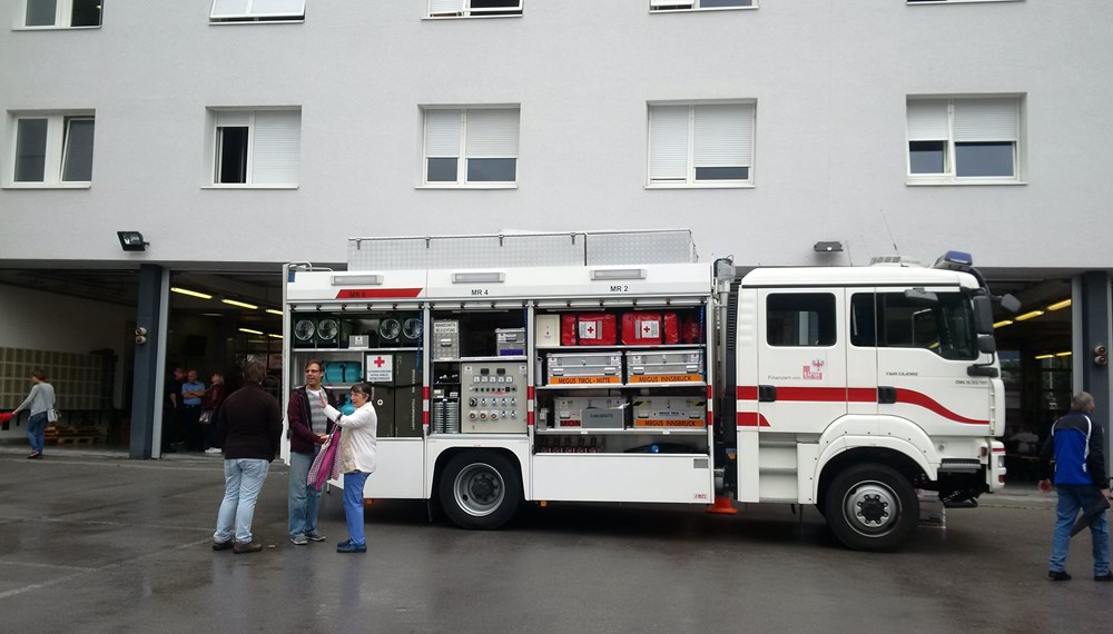 ORF Radio Tirol Sommerfrische zu Gast bei der Berufsfeuerwehr Innsbruck: Groß und Klein hatten sichtlich Spaß beim "Blaulichttag"