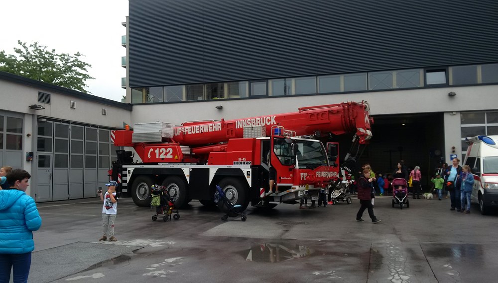 ORF Radio Tirol Sommerfrische zu Gast bei der Berufsfeuerwehr Innsbruck: Groß und Klein hatten sichtlich Spaß beim "Blaulichttag"