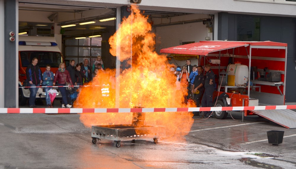 ORF Radio Tirol Sommerfrische zu Gast bei der Berufsfeuerwehr Innsbruck: Groß und Klein hatten sichtlich Spaß beim "Blaulichttag"