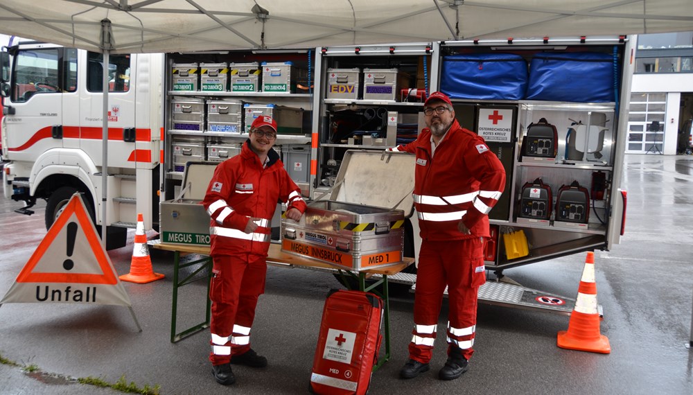 ORF Radio Tirol Sommerfrische zu Gast bei der Berufsfeuerwehr Innsbruck: Groß und Klein hatten sichtlich Spaß beim "Blaulichttag"