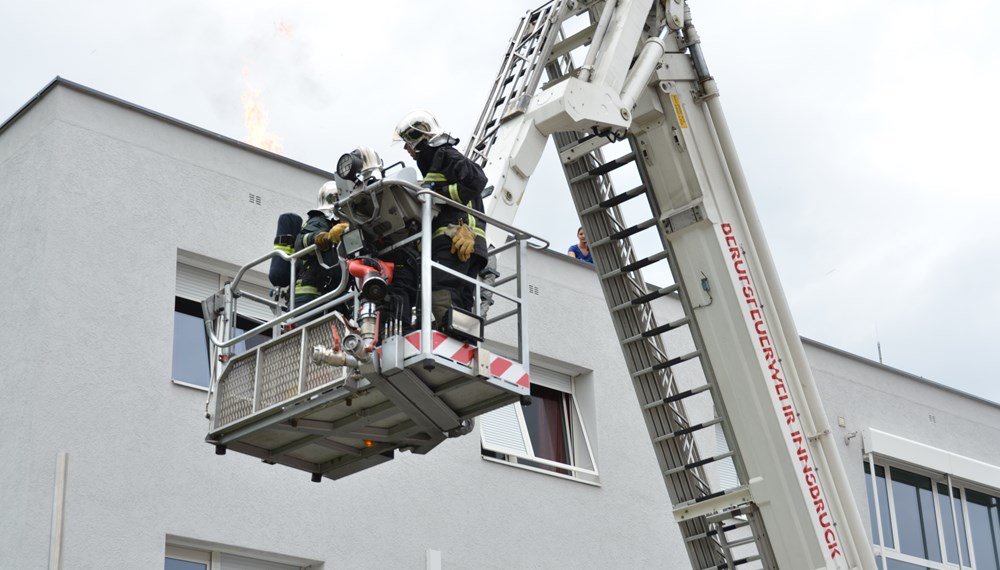 ORF Radio Tirol Sommerfrische zu Gast bei der Berufsfeuerwehr Innsbruck: Groß und Klein hatten sichtlich Spaß beim "Blaulichttag"