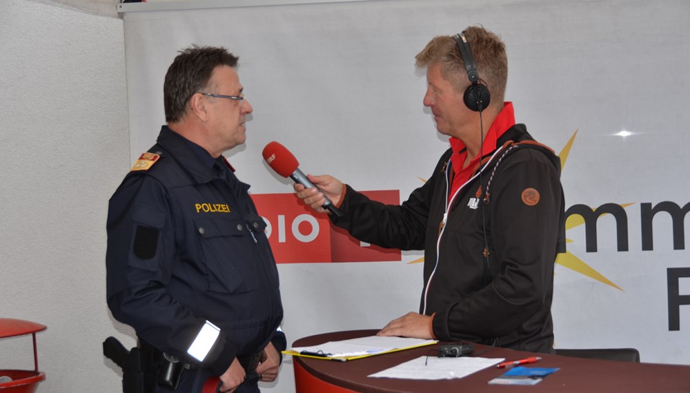 ORF Radio Tirol Sommerfrische zu Gast bei der Berufsfeuerwehr Innsbruck: Groß und Klein hatten sichtlich Spaß beim "Blaulichttag"