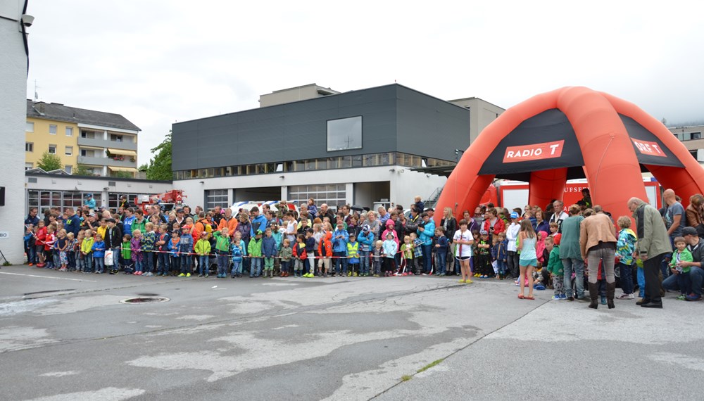 ORF Radio Tirol Sommerfrische zu Gast bei der Berufsfeuerwehr Innsbruck: Groß und Klein hatten sichtlich Spaß beim "Blaulichttag"