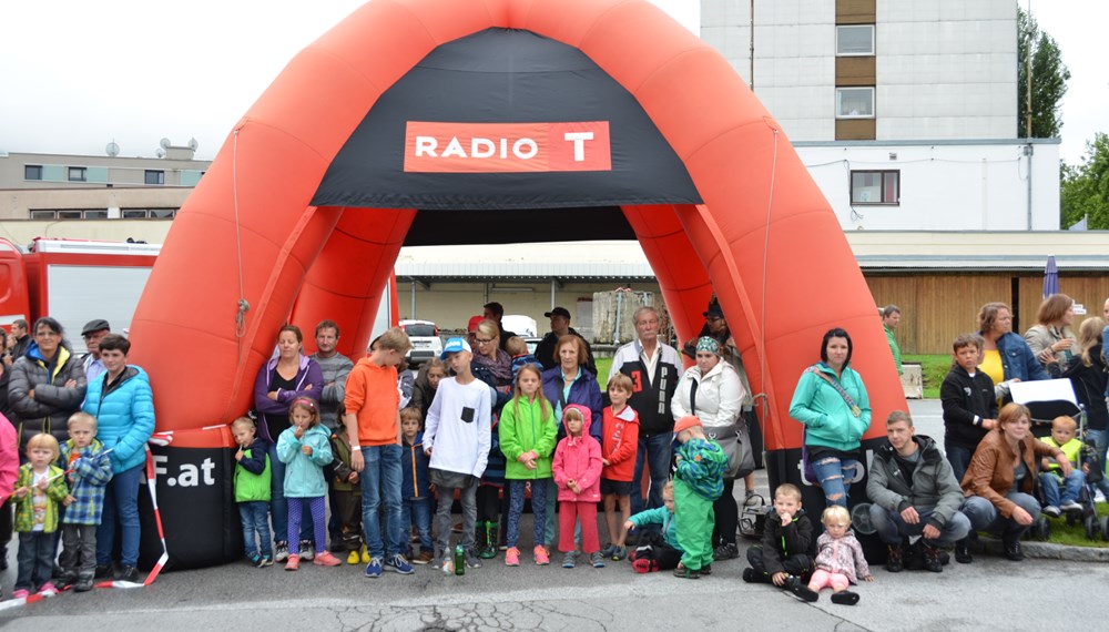 ORF Radio Tirol Sommerfrische zu Gast bei der Berufsfeuerwehr Innsbruck: Groß und Klein hatten sichtlich Spaß beim "Blaulichttag"