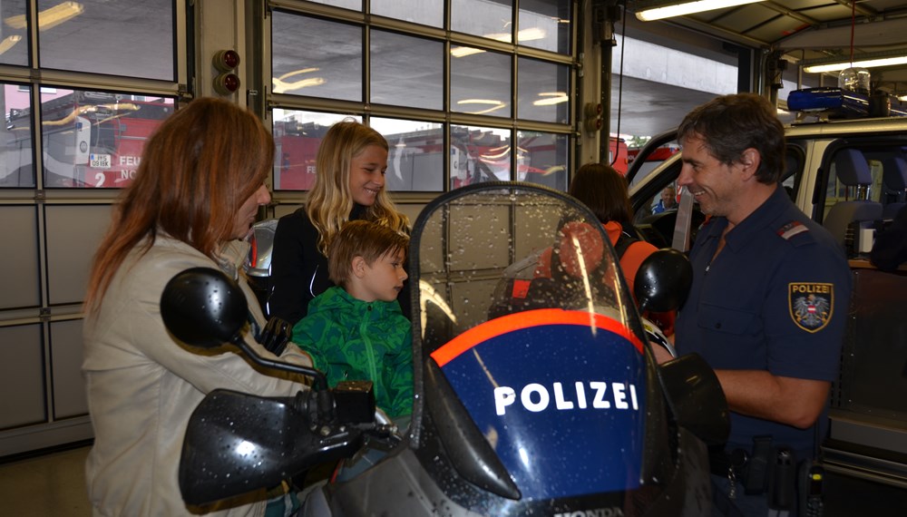 ORF Radio Tirol Sommerfrische zu Gast bei der Berufsfeuerwehr Innsbruck: Groß und Klein hatten sichtlich Spaß beim "Blaulichttag"