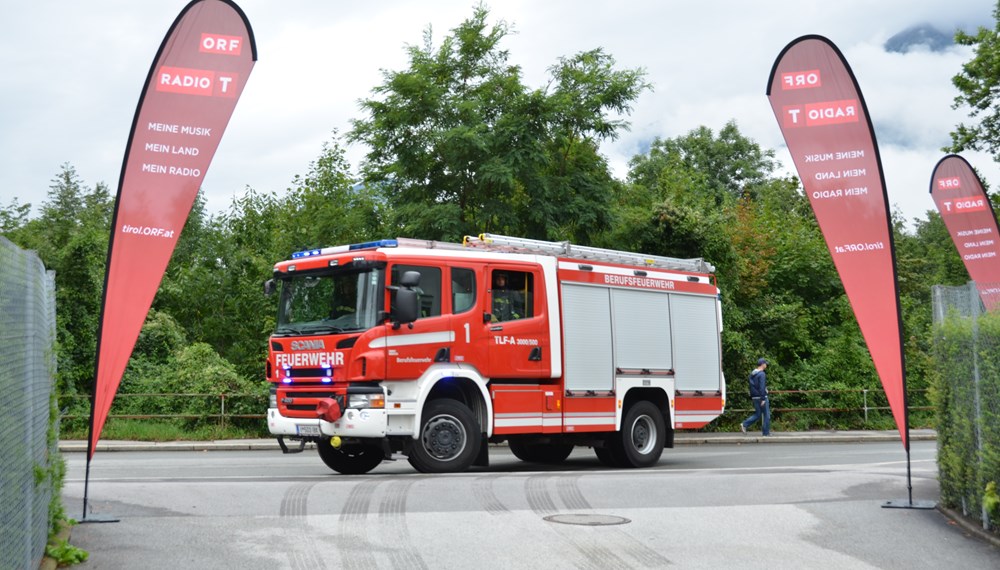 ORF Radio Tirol Sommerfrische zu Gast bei der Berufsfeuerwehr Innsbruck: Groß und Klein hatten sichtlich Spaß beim "Blaulichttag"