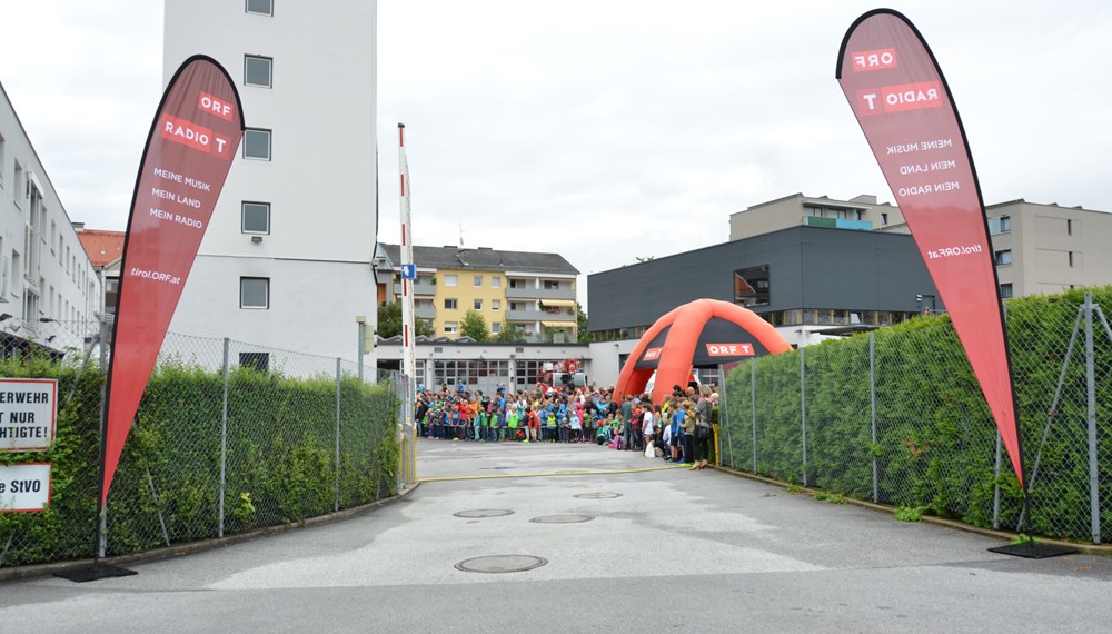 ORF Radio Tirol Sommerfrische zu Gast bei der Berufsfeuerwehr Innsbruck: Groß und Klein hatten sichtlich Spaß beim "Blaulichttag"