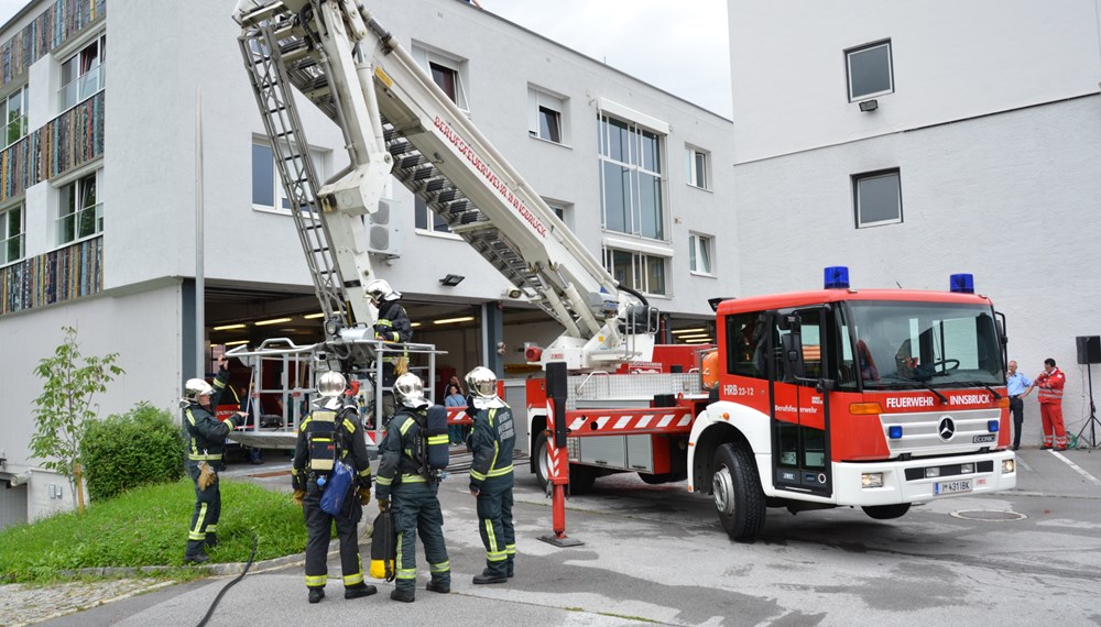 ORF Radio Tirol Sommerfrische zu Gast bei der Berufsfeuerwehr Innsbruck: Groß und Klein hatten sichtlich Spaß beim "Blaulichttag"