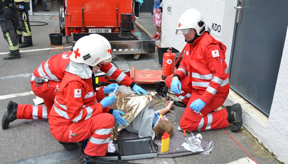 ORF Radio Tirol Sommerfrische zu Gast bei der Berufsfeuerwehr Innsbruck: Groß und Klein hatten sichtlich Spaß beim "Blaulichttag"