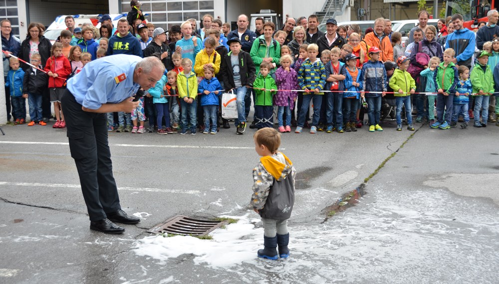 ORF Radio Tirol Sommerfrische zu Gast bei der Berufsfeuerwehr Innsbruck: Groß und Klein hatten sichtlich Spaß beim "Blaulichttag"