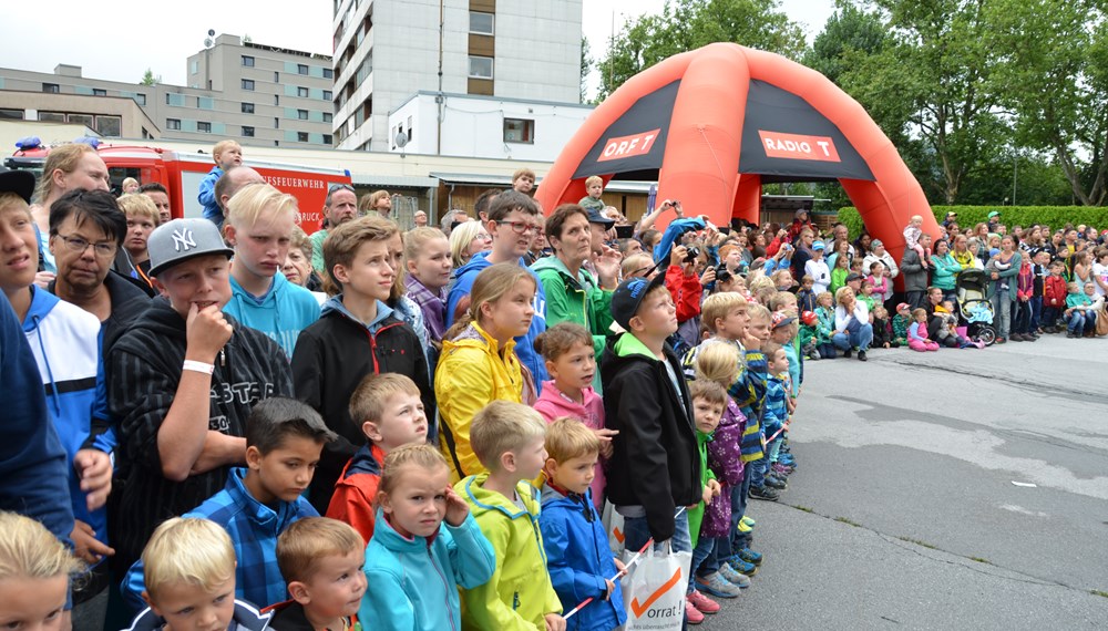 ORF Radio Tirol Sommerfrische zu Gast bei der Berufsfeuerwehr Innsbruck: Groß und Klein hatten sichtlich Spaß beim "Blaulichttag"