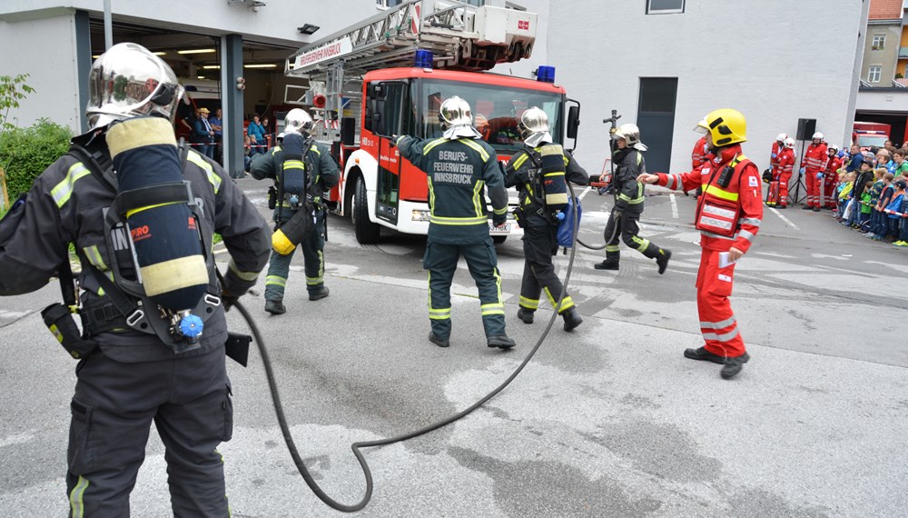 ORF Radio Tirol Sommerfrische zu Gast bei der Berufsfeuerwehr Innsbruck: Groß und Klein hatten sichtlich Spaß beim "Blaulichttag"