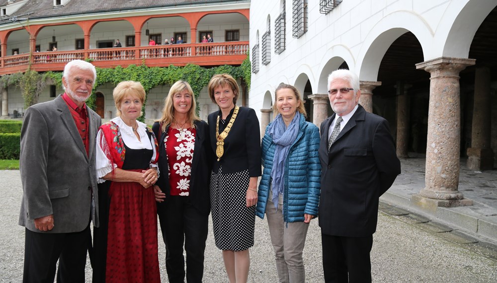 Am 12. August wurden die Innsbrucker Festwochen der Alten Musik feierlich eröffnet. Am Bild: Mag. Wolfgang Sobotka (Bundesminister für Inneres), Landeshauptmann Günther Platter, Bundespräsident a.D. Dr. Heinz Fischer mit Gattin Margit, Alessandro De Marchi (Künstlerischer Leiter der Innsbrucker Festwochen), Innsbrucks Bürgermeisterin Mag.a Christine Oppitz-Plörer.