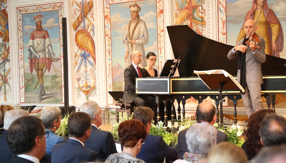 Am 12. August wurden die Innsbrucker Festwochen der Alten Musik feierlich eröffnet. Am Bild: Mag. Wolfgang Sobotka (Bundesminister für Inneres), Landeshauptmann Günther Platter, Bundespräsident a.D. Dr. Heinz Fischer mit Gattin Margit, Alessandro De Marchi (Künstlerischer Leiter der Innsbrucker Festwochen), Innsbrucks Bürgermeisterin Mag.a Christine Oppitz-Plörer.