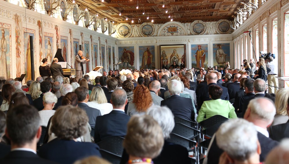 Am 12. August wurden die Innsbrucker Festwochen der Alten Musik feierlich eröffnet. Am Bild: Mag. Wolfgang Sobotka (Bundesminister für Inneres), Landeshauptmann Günther Platter, Bundespräsident a.D. Dr. Heinz Fischer mit Gattin Margit, Alessandro De Marchi (Künstlerischer Leiter der Innsbrucker Festwochen), Innsbrucks Bürgermeisterin Mag.a Christine Oppitz-Plörer.