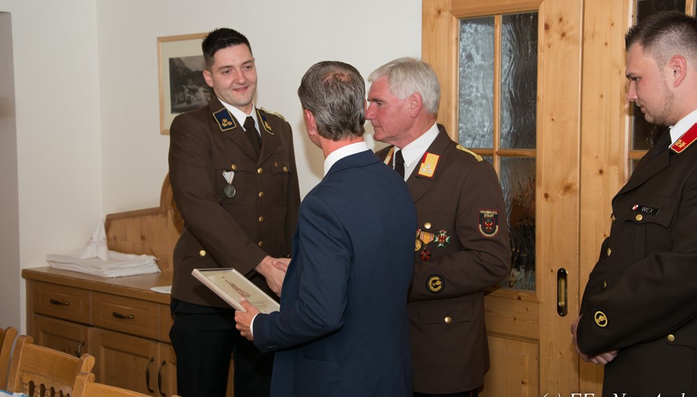 Im Rahmen einer erweiterten Ausschusssitzung wurden die Kameraden Clemens Eberharter und Patrick Prantl gemeinsam mit Vizebürgermeister und Feuerwehreferent Christoph Kaufmann,  Bezirkskommandanten Walter Laimgruber und dem Kommandanten der FF Neu Arzl Rene Wex für Ihre 20-jährige Tätigkeit für die Feuerwehr der Stadt Innsbruck geehrt. Ein herzliches Dankeschön für ihre Bereitschaft im Sinne der Sicherheit für die Bürgerinnen und Bürger der Stadt Innsbruck.