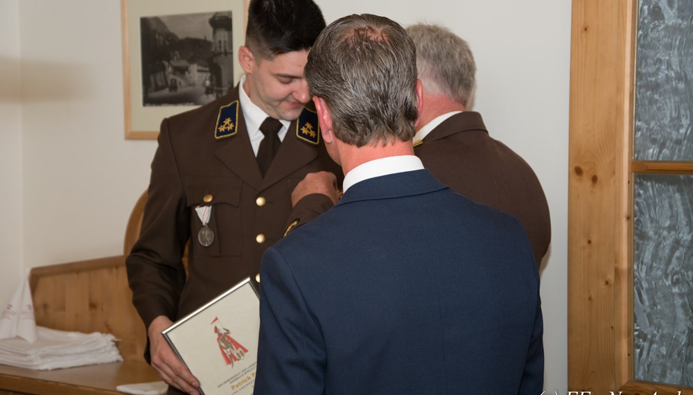 Im Rahmen einer erweiterten Ausschusssitzung wurden die Kameraden Clemens Eberharter und Patrick Prantl gemeinsam mit Vizebürgermeister und Feuerwehreferent Christoph Kaufmann, Bezirkskommandanten Walter Laimgruber und dem Kommandanten der FF Neu Arzl Rene Wex für Ihre 20-jährige Tätigkeit für die Feuerwehr der Stadt Innsbruck geehrt. Ein herzliches Dankeschön für ihre Bereitschaft im Sinne der Sicherheit für die Bürgerinnen und Bürger der Stadt Innsbruck.