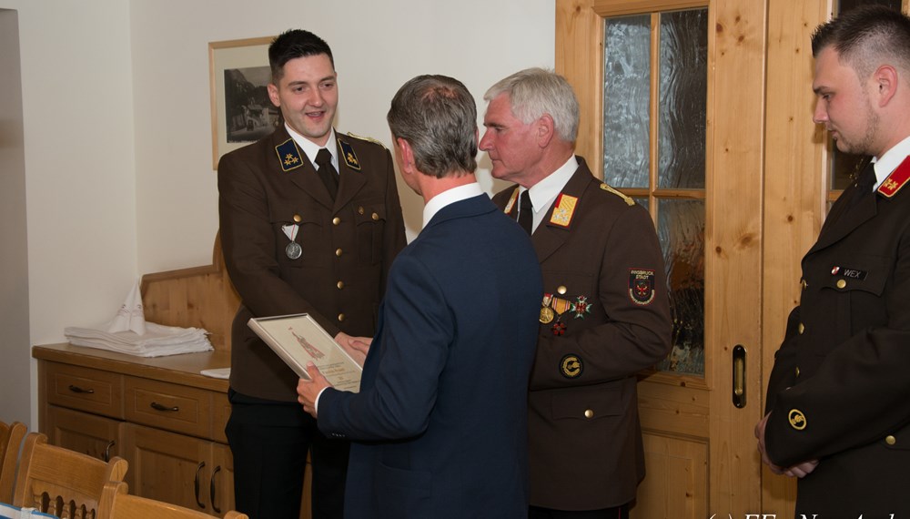 Im Rahmen einer erweiterten Ausschusssitzung wurden die Kameraden Clemens Eberharter und Patrick Prantl gemeinsam mit Vizebürgermeister und Feuerwehreferent Christoph Kaufmann, Bezirkskommandanten Walter Laimgruber und dem Kommandanten der FF Neu Arzl Rene Wex für Ihre 20-jährige Tätigkeit für die Feuerwehr der Stadt Innsbruck geehrt. Ein herzliches Dankeschön für ihre Bereitschaft im Sinne der Sicherheit für die Bürgerinnen und Bürger der Stadt Innsbruck.