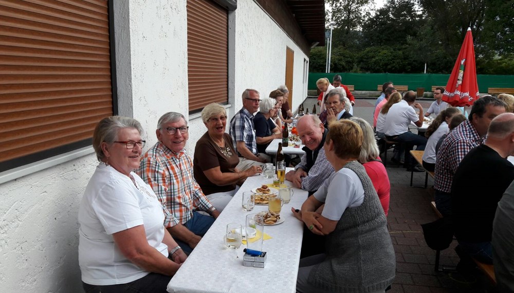 Wie jedes Jahr lud Vizebürgermeister Christoph Kaufmann alle Vereinsobleute, Mitgliedern der Pfarre St. Pius X, die Sponsoren der Stadtteilzeitung und alle jene denen der Stadtteil Neu Arzl /Olympisches Dorf wichtig ist zu einem gemütlichen Umtrunk auf die Stockbahn des Sportvereines Olympisches Dorf (SVO). Die Lebensqualität eines Stadtteiles hängt maßgeblich vom ehrenamtliche Engagement seiner BewohnerInnen ab. Kaufmann bedankte sich bei allen für die aktive Mitgestaltung.