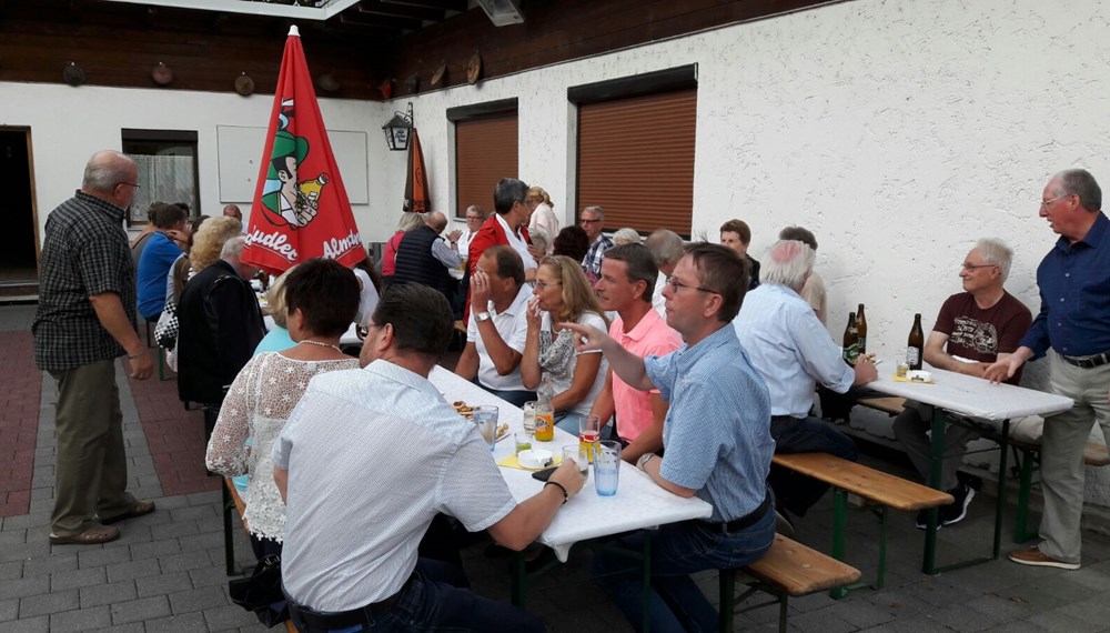 Wie jedes Jahr lud Vizebürgermeister Christoph Kaufmann alle Vereinsobleute, Mitgliedern der Pfarre St. Pius X, die Sponsoren der Stadtteilzeitung und alle jene denen der Stadtteil Neu Arzl /Olympisches Dorf wichtig ist zu einem gemütlichen Umtrunk auf die Stockbahn des Sportvereines Olympisches Dorf (SVO). Die Lebensqualität eines Stadtteiles hängt maßgeblich vom ehrenamtliche Engagement seiner BewohnerInnen ab. Kaufmann bedankte sich bei allen für die aktive Mitgestaltung.