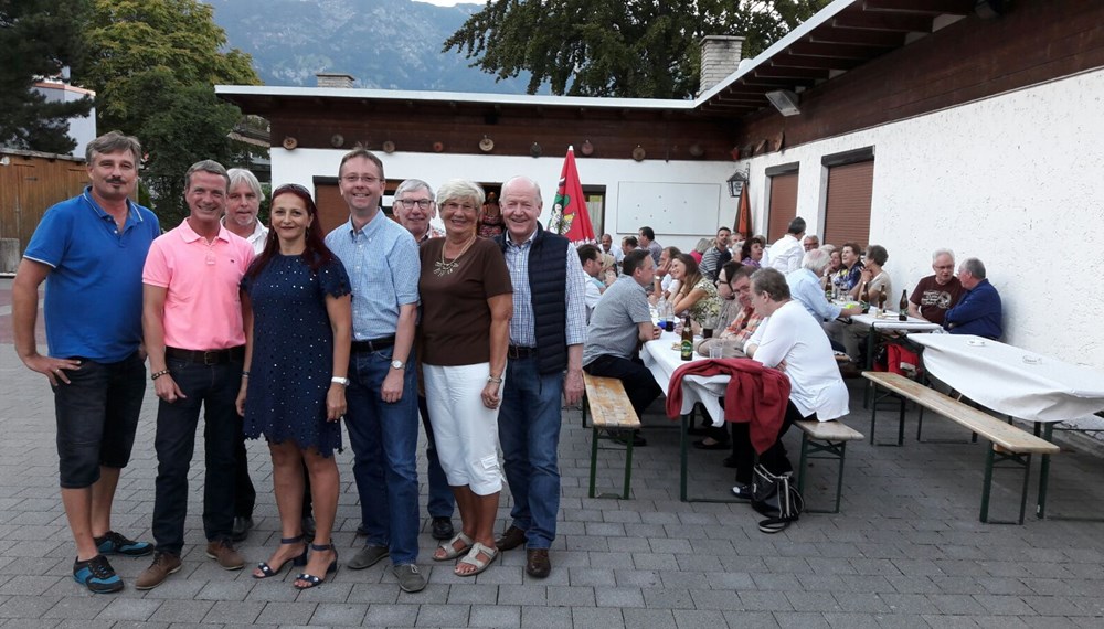 Wie jedes Jahr lud Vizebürgermeister Christoph Kaufmann alle Vereinsobleute, Mitgliedern der Pfarre St. Pius X, die Sponsoren der Stadtteilzeitung und alle jene denen der Stadtteil Neu Arzl /Olympisches Dorf wichtig ist zu einem gemütlichen Umtrunk auf die Stockbahn des Sportvereines Olympisches Dorf (SVO). Die Lebensqualität eines Stadtteiles hängt maßgeblich vom ehrenamtliche Engagement seiner BewohnerInnen ab. Kaufmann bedankte sich bei allen für die aktive Mitgestaltung.