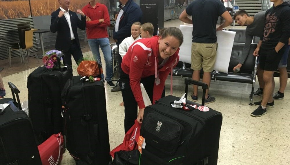 Gemeinsam mit den Familien, Vereinsmitgliedern des Judozentrums Innsbruck, Präsident Martin Scherwitzl und Vizebürgermeister und Sportreferent Christoph Kaufmann wurden die beiden Innsbrucker Judokämpferinnen Bernadette Graf und Kathrin Unterwurzacher bei ihrer Rückkehr von den Olympischen Sommerspielen in Rio am Innsbrucker Flughafen herzlich empfangen.