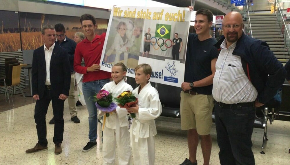 Gemeinsam mit den Familien, Vereinsmitgliedern des Judozentrums Innsbruck, Präsident Martin Scherwitzl und Vizebürgermeister und Sportreferent Christoph Kaufmann wurden die beiden Innsbrucker Judokämpferinnen Bernadette Graf und Kathrin Unterwurzacher bei ihrer Rückkehr von den Olympischen Sommerspielen in Rio am Innsbrucker Flughafen herzlich empfangen.