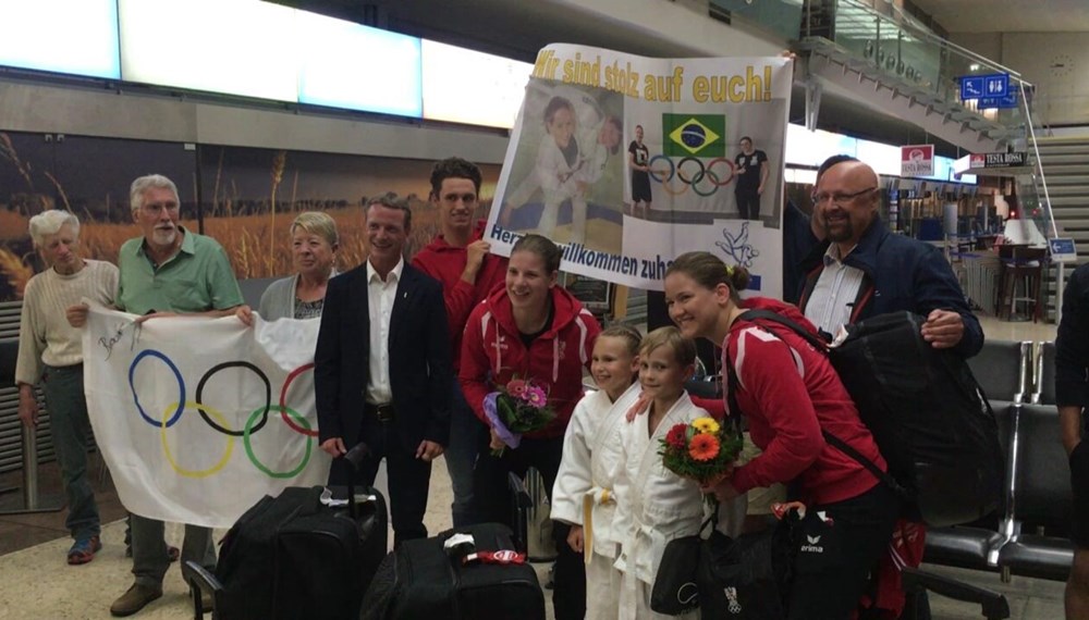 Gemeinsam mit den Familien, Vereinsmitgliedern des Judozentrums Innsbruck, Präsident Martin Scherwitzl und Vizebürgermeister und Sportreferent Christoph Kaufmann wurden die beiden Innsbrucker Judokämpferinnen Bernadette Graf und Kathrin Unterwurzacher bei ihrer Rückkehr von den Olympischen Sommerspielen in Rio am Innsbrucker Flughafen herzlich empfangen.