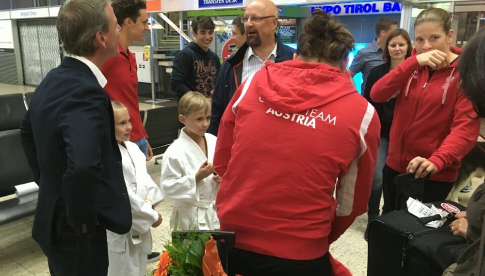 Gemeinsam mit den Familien, Vereinsmitgliedern des Judozentrums Innsbruck, Präsident Martin Scherwitzl und Vizebürgermeister und Sportreferent Christoph Kaufmann wurden die beiden Innsbrucker Judokämpferinnen Bernadette Graf und Kathrin Unterwurzacher bei ihrer Rückkehr von den Olympischen Sommerspielen in Rio am Innsbrucker Flughafen herzlich empfangen.