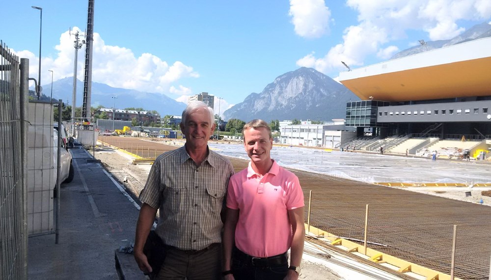 Im Rahmen einer Besichtigung zeigte Olympiaworld-Geschäftsführer Mag. Dr. Michael Bielowski Vizebürgermeister und Sportreferent Christoph Kaufmann die umfangreiche Sanierung des Außeneisrings gemeinsam mit der Errichtung eines Bundesleistungszentrums für EisschnellläuferInnen sowie die Erweiterung der Krafträume im Landessportheim.
Nach der Sanierung wird der Außeneisring in der Olympiaworld der einzige in Österreich sein, der einen Umfang von 400 Metern misst. Die Gesamtkosten des Projektes belaufen sich auf rund 6,1 Mio. Euro, die gemeinsam von Bund, Land und Stadt getragen werden. Ein wettkampftauglicher 400m Eisschnelllaufring zeichnet die Olympiaworld als eine Sportstätte mit überregionaler Bedeutung aus. In Verbindung mit dem Bundesleistungszentrum Eisschnelllauf und dem Kompetenzzentrum Eisschnelllauf/Shorttrack kann damit eine top Infrastruktur geschaffen werden, die für die Weiterentwicklung des Eisschnelllauf- und Short Track-Sports in Österreich unverzichtbar ist.
Ebenfalls gemeinsam mit dem Land werden die Kosten des Neubaus der Krafträume im Landessportheim, die sich auf ca. 3,3 Mio. Euro belaufen, getragen. Zusätzliche 600 m² Trainingsflächen werden dadurch geschaffen.