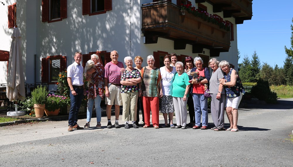 Vizebürgermeister und SeniorInnenreferent Christoph Kaufmann besuchte die "Sommerfrischler" in Westendorf. Die Stadt Innsbruck bietet ihren SeniorInnen alljährlich die Möglichkeit, einen Erholungsurlaub in den Häusern in Westendorf zu verbringen. Damit können vielen älteren InnsbruckerInnen schöne Urlaubstage in geselligem Kreis, bei bester Verpflegung und netter Begleitung, in idyllischer Umgebung ermöglicht werden.