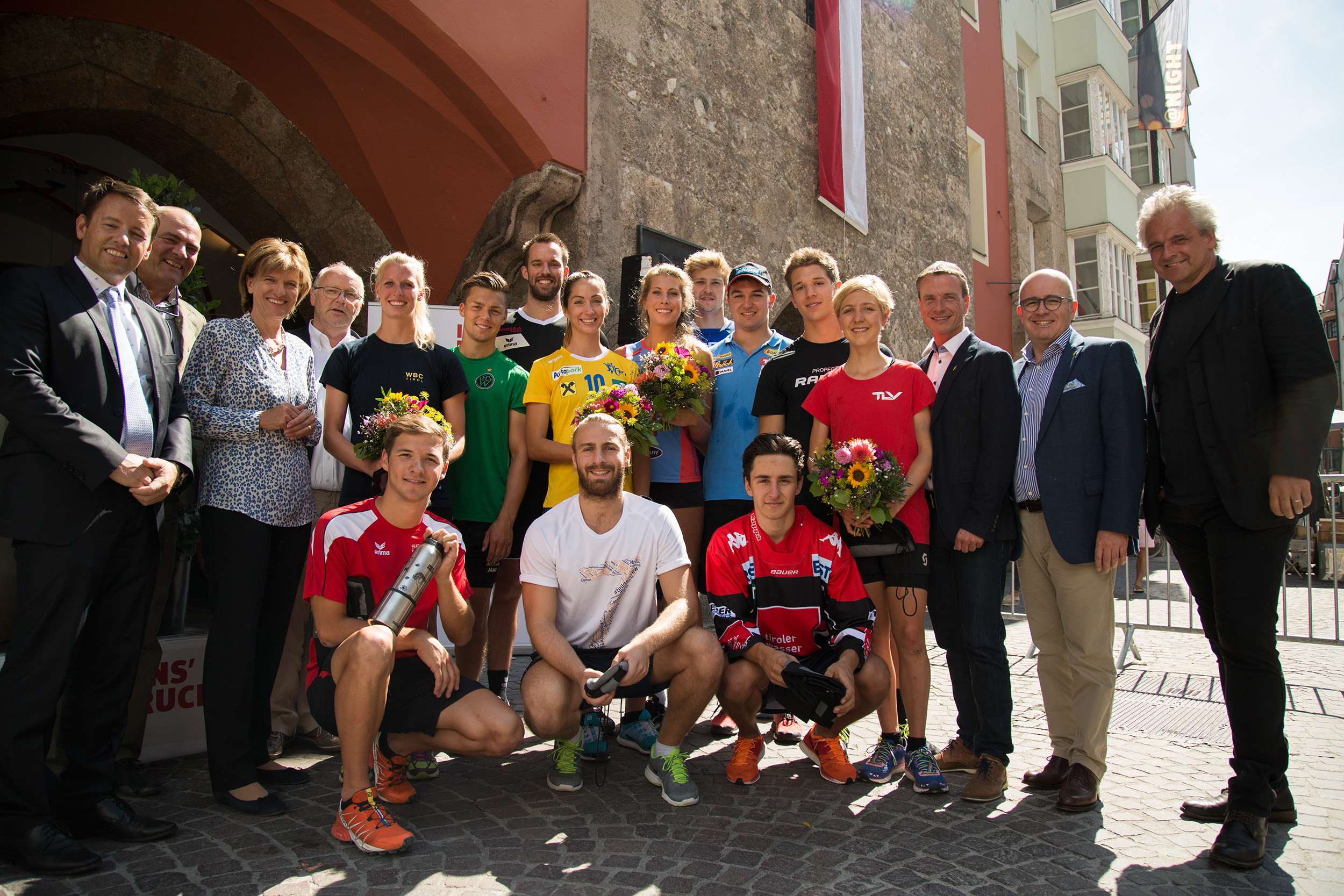 Das Siegerbild nach dem Turmlauf anlässlich der feierlichen Wiedereröffnung des Innsbrucker Stadtturms mit Bürgermeisterin Christine Oppitz-Plörer (3.v.l.), Sportreferent Vizebürgermeister Christoph Kaufmann (3.v.r.), GR Markus Stoll (2.v.r.), IIG-GF Franz Danler (l.), TVB-GF Karl Gostner (2.v.l.), Architekt Hanno Vogl-Fernheim (r.) mit den Innsbrucker SportlerInnen.