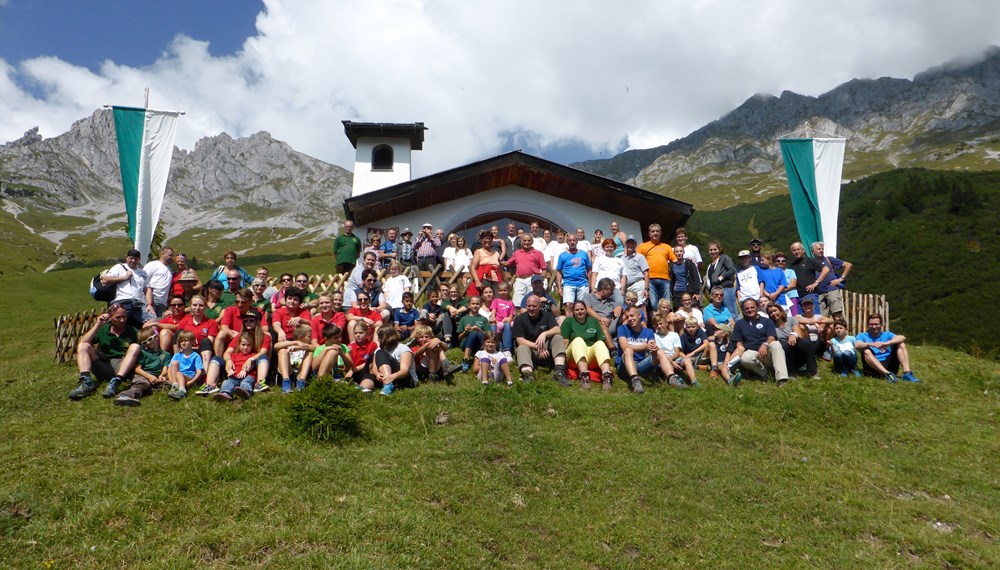 Bei schönstem Wetter fand der feierliche Abschluss der Sommerferien mit den Jungschützen und deren Eltern auf der Höttinger Alm statt. Im Beisein von Vizebürgermeister Christoph Kaufmann feierten die Jungschützen des Bataillons gemeinsam den Gottesdienst. Pfarrer Paul Kneußl hielt mit Unterstützung der Jungschützen von der Schützenkompanie Reichenau die Heilige Messe . Danach gab es einen gemütlichen Ausklang auf der Höttinger Alm.