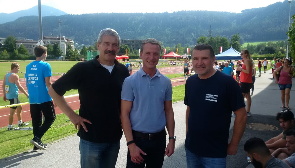 Bei strahlend blauem Himmel fand auf der Universitätssportanlage (USI) in Innsbruck am Samstag und Sonntag, 10. und 11. September, die Österreichische Leichtathletik-Meisterschaft für die Altersklassen U16 und U20 statt. Insgesamt starteten rund 400 StarterInnen aus 78 Vereinen aus Österreich. Vizebürgermeister und Sportreferent Christoph Kaufmann bedankte sich anlässlich der Eröffnung bei Hermann Juen und seinen Team von der Turnerschaft Innsbruck, Sektion Leichtathletik, die diesen Wettkampf möglich machten.