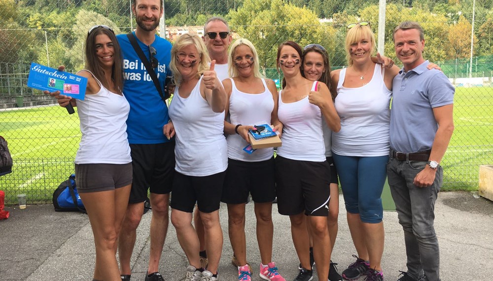 Am Samstag, 10. September, fand das große Bubble-Soccer-Kleinfeldturnier am Sportplatz Hötting West statt. "Bubble Soccer" ist eine lustige Spielart des Fußballs. Alle SpielerInnen erhalten jeweils einen so genannten "Bubble Ball", einen Anzug aus Plastik, der sich wie ein Airbag eines Autos verhält. Die Spieldauer beträgt ein mal acht Minuten. Gespielt wird mit vier FeldspielerInnen und beliebig vielen AuswechselspielerInnen. Für das Turnier am Samstag konnten sich Hobby- und Betriebsmannschaften anmelden. Vizebürgermeister und Sportreferent Christoph ließ es sich nicht nehmen die Siegerehrung durchzuführen .