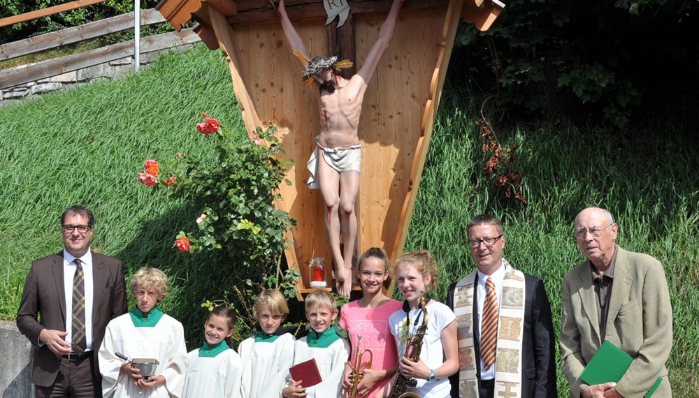 In der Schneeburggasse ziert seit Kurzem das neue "Kleiner Gott"-Kreuz den Weg. Am Sonntag, 11. September, segnete der Pfarrer von Allerheiligen, Dr. Franz Troyer, im Rahmen einer kleinen Feier das neue Wegkreuz. Stadtrat Franz Gruber überbrachte die Grüße der Stadt Innsbruck und wies in seiner Ansprache auf die besondere Bedeutung des Kreuzes als Friedenssymbol hin. Er bedankte sich beim Innsbrucker Verschönerungsverein und dessen Obmann Hermann Hell, der sich auf Bitte von Pfarrer Troyer der Sanierung des arg verwitterten und beschädigten Wegkreuzes angenommen und die Kosten für die Renovierung des Korpus durch Mag. Peter Kuttler sowie für den neuen Kreuzkasten übernommen hat.