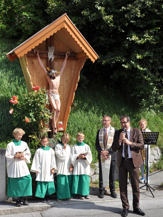 In der Schneeburggasse ziert seit Kurzem das neue "Kleiner Gott"-Kreuz den Weg. Am Sonntag, 11. September, segnete der Pfarrer von Allerheiligen, Dr. Franz Troyer, im Rahmen einer kleinen Feier das neue Wegkreuz. Stadtrat Franz Gruber überbrachte die Grüße der Stadt Innsbruck und wies in seiner Ansprache auf die besondere Bedeutung des Kreuzes als Friedenssymbol hin. Er bedankte sich beim Innsbrucker Verschönerungsverein und dessen Obmann Hermann Hell, der sich auf Bitte von Pfarrer Troyer der Sanierung des arg verwitterten und beschädigten Wegkreuzes angenommen und die Kosten für die Renovierung des Korpus durch Mag. Peter Kuttler sowie für den neuen Kreuzkasten übernommen hat.