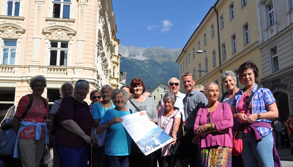 Bei strahlendem Spätsommerwetter folgten Innsbrucks SeniorInnen am 14. und 15. September begeistert dem Ruf der Berge. Die städtische Aktion „Berge für SeniorInnen“ stieß wie jedes Jahr auf großes Interesse: Allein für die Busausflüge nach Wildmoos gab es über 200 Anmeldungen. „Wir bieten den Innsbrucker Seniorinnen und Senioren damit die Möglichkeit, nach Lust und Laune eindrucksvolle Naturerlebnisse und den Herbst in Innsbrucks Umgebung zu genießen“, freute sich SeniorInnenreferent Vizebürgermeister Christoph Kaufmann, der die Wanderlustigen am 14. September beim Treffpunkt am Adolf-Pichler-Platz verabschiedete.