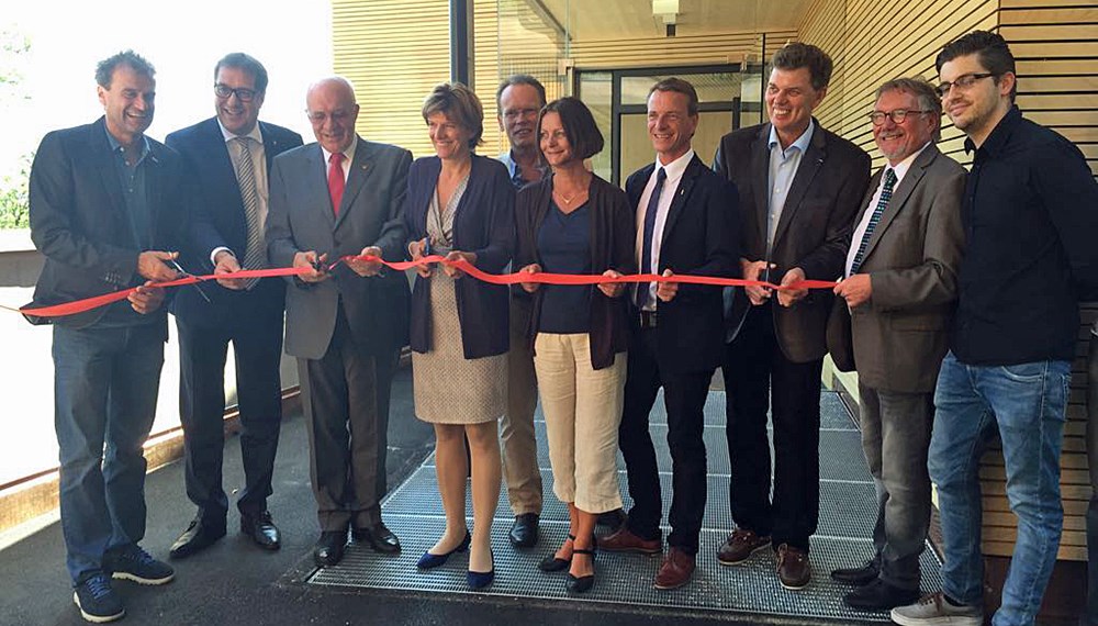 Das neue Bistro des Innsbrucker Alpenzoos "ANIMAHL" wurde feierlich eröffnet. Mit dabei waren neben Bürgermeisterin Christine Oppitz-Plörer (4.v.l.) auch ihre Stellvertreterin Sonja Pitscheider (M.) und Vizebürgermeister Christoph Kaufmann (4.v.r.) sowie Stadtrat Franz X. Gruber (2.v.l.). Auch Landtagspräsident Herwig van Staa (3.v.l.) kam der Einladung von Zoo-Direktor Michael Martys (2.v.r.) nach und durchschnitt das rote Band.