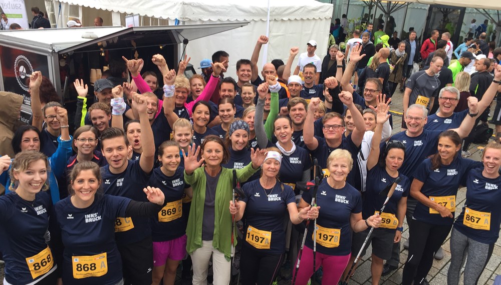 Insgesamt 16 städtische Teams nahmen beim 15. Tiroler Firmenlauf teil. Die 48 LäuferInnen und drei WalkerInnen überzeugten durch Motivation und ansprechende Leistungen. Vor dem Start wünschten Vizebürgermeisterin Sonja Pitscheider (vorne M.), Magistratsdirektor Bernhard Holas (hinten l.) und Personalchef Ferdinand Neu (hinten l.) den AthletInnen viel Glück.