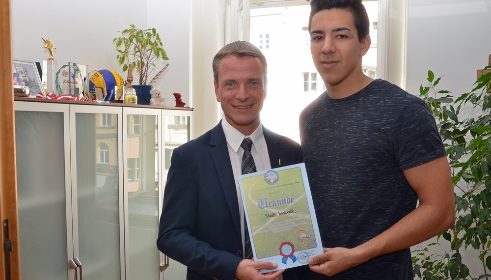 Der Sportplatz Besele war im heurigen Sommer zum ersten Mal Veranstaltungsort für den „Friendship Cup“. Gäste aus über 25 unterschiedlichen Herkunftsländern nahmen am humanitären Integrationsfußballturnier teil, das vom serbisch-orthodoxen Jugendverein Spoji organisiert wurde. Der Erlös kam kranken und armutsgefährdeten Kindern in Tirol und am Balkan zugute. Als Dank für die städtische Unterstützung überreichte Stefan Andrić (Stellvertretender Präsident Spoji) Vizebürgermeister Christoph Kaufmann (l.) eine Urkunde. (AA)