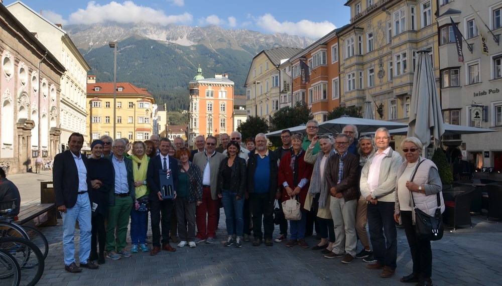 Vizebürgermeister Christoph Kaufmann (5. v.l.) begrüßte am 30. September vor dem Rathaus in der Maria-Theresien-Straße eine Abordnung des Stadtrates von Burghausen mit Bürgermeister Hans Steindl (1. v.l.) und VertreterInnen der Wirtschaft und des Tourismus. Die Reisegruppe legte auf ihrer Fahrt in die italienische Partnerstadt Sulmona eine ausgiebige Pause in Innsbruck ein. Die mit rund 18.000 Einwohnern vergleichsweise kleine Herzogsstadt Burghausen zählt zu den reichsten Gemeinden Bayerns, verfügt über die längste Burganlage der Welt (1.051 Meter) und liegt an der Salzach, die rund 10 Kilometer entfernt in den Inn mündet.