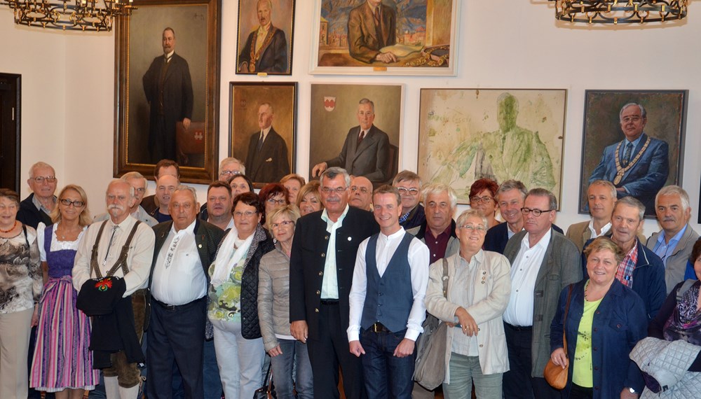 Seit über 40 Jahren verbindet die Speckbacher Schützenkompanie Alter Schießstand und die Schützenkompanie Bozen eine Freundschaft. Anlässlich des Kompanieausflug der Schützenkompanie Bozen nach Innsbruck gab es einen offiziellen Empfang der Stadt Innsbruck durch Vizebürgermeister Christoph Kaufmann (1. Reihe, 3.v.r.) im Bürgersaal des historischen Rathauses. Am Nachmittag führte Landtagspräsident DDr. Herwig van Staa die Gäste persönlich durch das Tirol Panorama.
