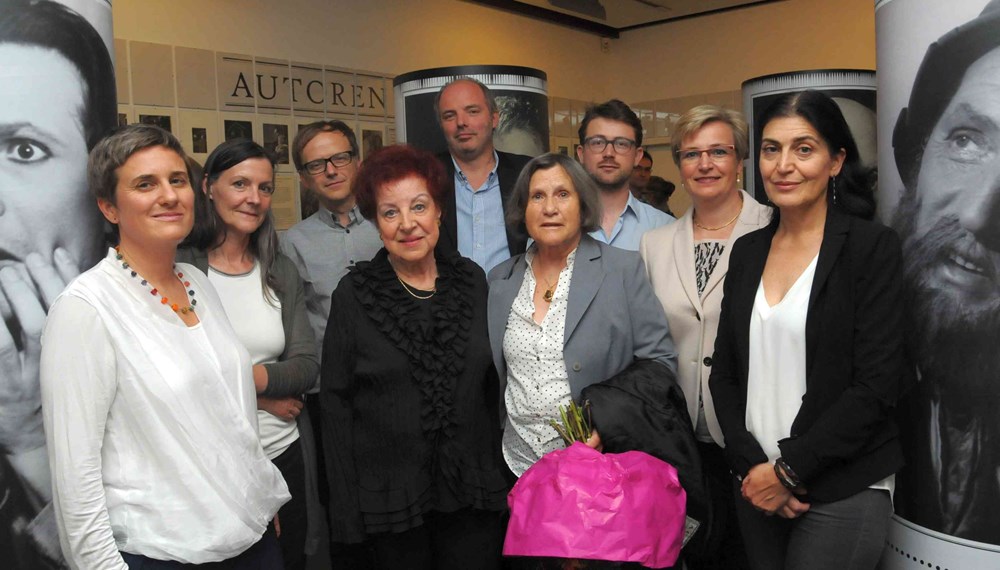 Das Stadtarchiv in der Badgasse zeigt bis 31. März 2017 eine Ausstellung über die legendäre Innsbrucker Exl-Bühne. Einer der Höhepunkte der Ausstellungseröffnung mit Gemeinderätin Patrizia Moser am 29. September war die szenische Lesung von Pine Fenz (Ensemblemitglied der Exl-Bühne). Die Ausstellung ist jeweils von Montag bis Freitag von 09:00 bis 17:00 Uhr geöffnet. An den Sonntagen 06. November, 04. Dezember, 15. Jänner, 05. Februar und am 12. März kann sie jeweils von 10:00 bis 12:00 Uhr besucht werden.