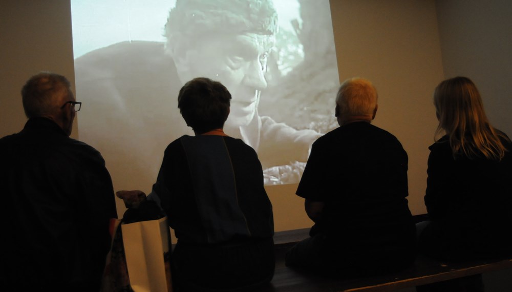 Das Stadtarchiv in der Badgasse zeigt bis 31. März 2017 eine Ausstellung über die legendäre Innsbrucker Exl-Bühne. Einer der Höhepunkte der Ausstellungseröffnung mit Gemeinderätin Patrizia Moser am 29. September war die szenische Lesung von Pine Fenz (Ensemblemitglied der Exl-Bühne). Die Ausstellung ist jeweils von Montag bis Freitag von 09:00 bis 17:00 Uhr geöffnet. An den Sonntagen 06. November, 04. Dezember, 15. Jänner, 05. Februar und am 12. März kann sie jeweils von 10:00 bis 12:00 Uhr besucht werden.