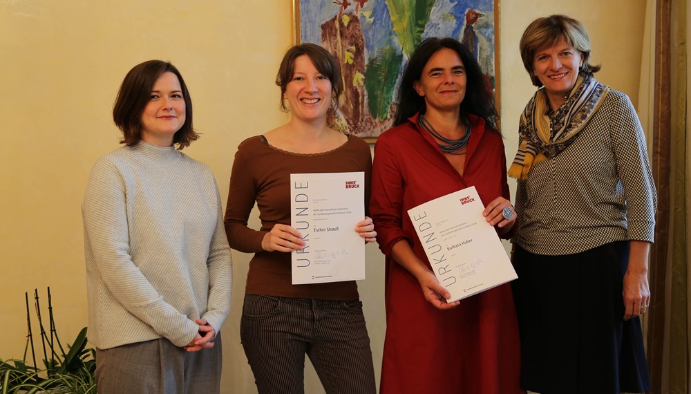 Die Hilde Zach-Kunststipendiatinnen 2016 Esther Strauß (2. v.l.) und Barbara Huber (2. v.r.) mit Bürgermeisterin Christine Oppitz-Plörer und Natalie Pedevilla (Referentin Bildende Kunst und Kulturprojekte).