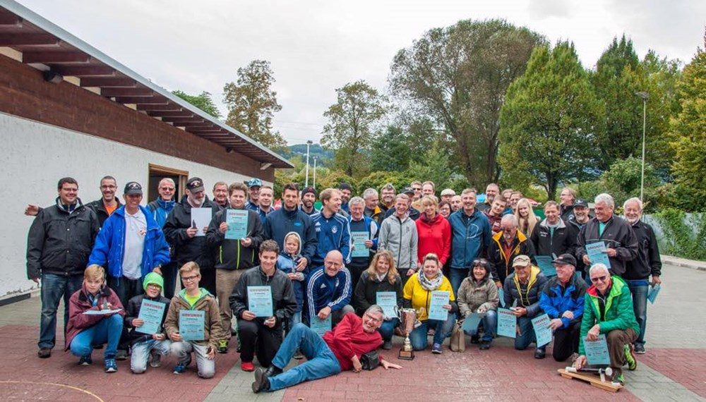 Seit zwölf Jahren veranstaltet der Sportverein Olympisches Dorf das Vereinsstocksportturnier. Auch heuer nahmen wieder 14 Mannschaften aus dem Stadtteil daran teil. Sportreferent Vizebürgermeister Christoph Kaufmann ließ es sich nicht nehmen, die Siegerehrung persönlich durchzuführen und bedankte sich bei Andreas Sint (Obmann SVO Stocksportverein), Andreas Seeböck (Obmann des SVO) und Moderator Roland Gruber für die perfekte Organisation.