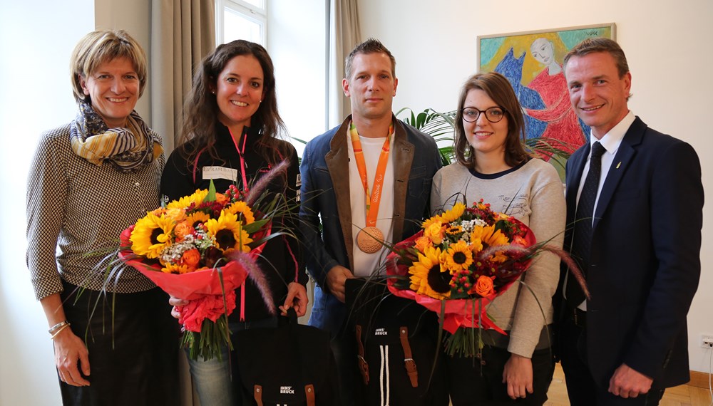 Bürgermeisterin Christine Oppitz-Plörer (l.) und Sportreferent Vizebürgermeister Christoph Kaufmann (r.) gratulierten den Innsbrucker Olympioniken zu ihrer Teilnahme bei den Olympischen Sommerspielen in Rio (v.l.): Christine Wolf  (Olympia Golf Igls), Bronzemedaillengewinner Krizstian Gardos (Tischtennis) und Olivia Hofmann (Schützengesellschaft Hötting/Luftgewehr). Die beiden Judoka Bernadette Graf und Karin Unterwurzacher mussten sich leider entschuldigen.