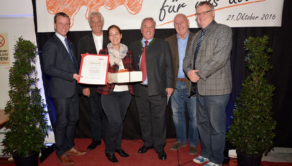 Das Innsbrucker Tradtionsunternehmen Holzbaur GmbH & Co KG ehrte im Rahmen eines Mitarbeiterfestes seine langjährigen MitarbeiterInnen. Gemeinsam mit Vizebürgermeister Christoph Kaufmann (l.), AK-Vizepräsident Ambros Knapp (2.v.l.), WK-Bezirksobmann Karl Ischia (r.) und Georg Steixner (2.v.r.) als Obmann der Sparte Gewerbe und Handwerk in der Wirtschaftskammer wurden die Ehrungen durchgeführt. Firmenchef Hubert Holzmann bedankte sich bei seinen MitarbeiterInnen für ihre langjährige Verbundenheit und Loyalität.